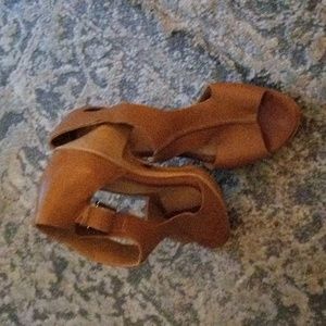 Soft Dabney 3 3/4 heel, open toe sandals size 8.5.